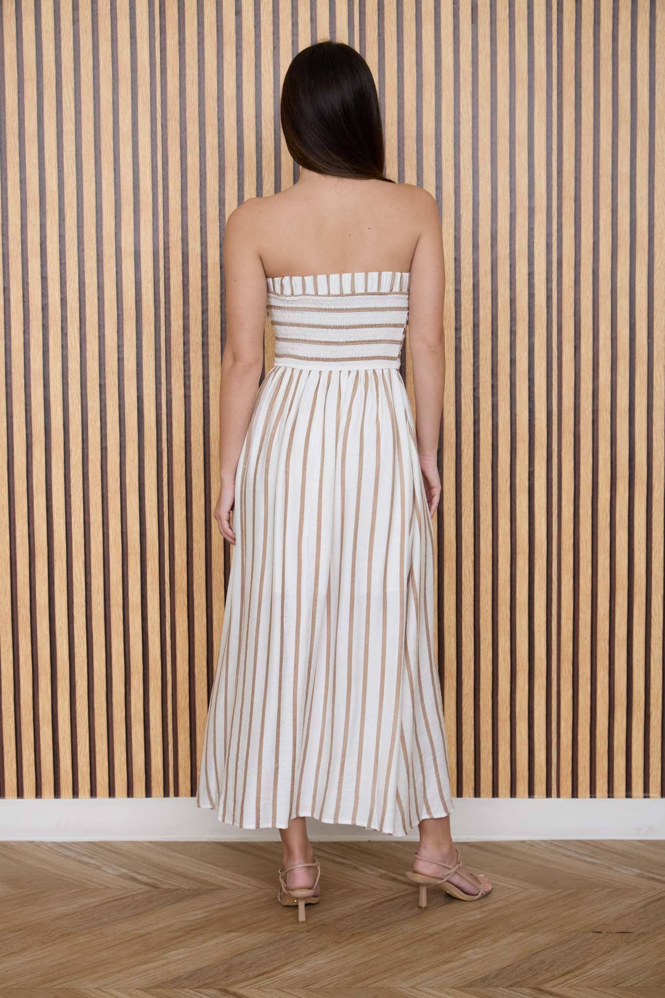 STRIPE PLEATED STRAPLESS LINEN MIDI DRESS: BROWN