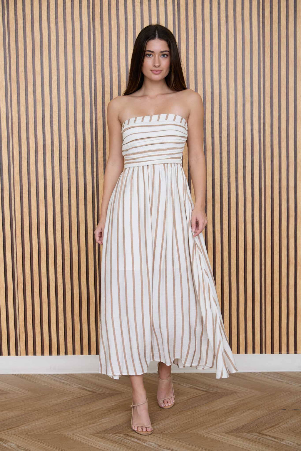 STRIPE PLEATED STRAPLESS LINEN MIDI DRESS: BROWN