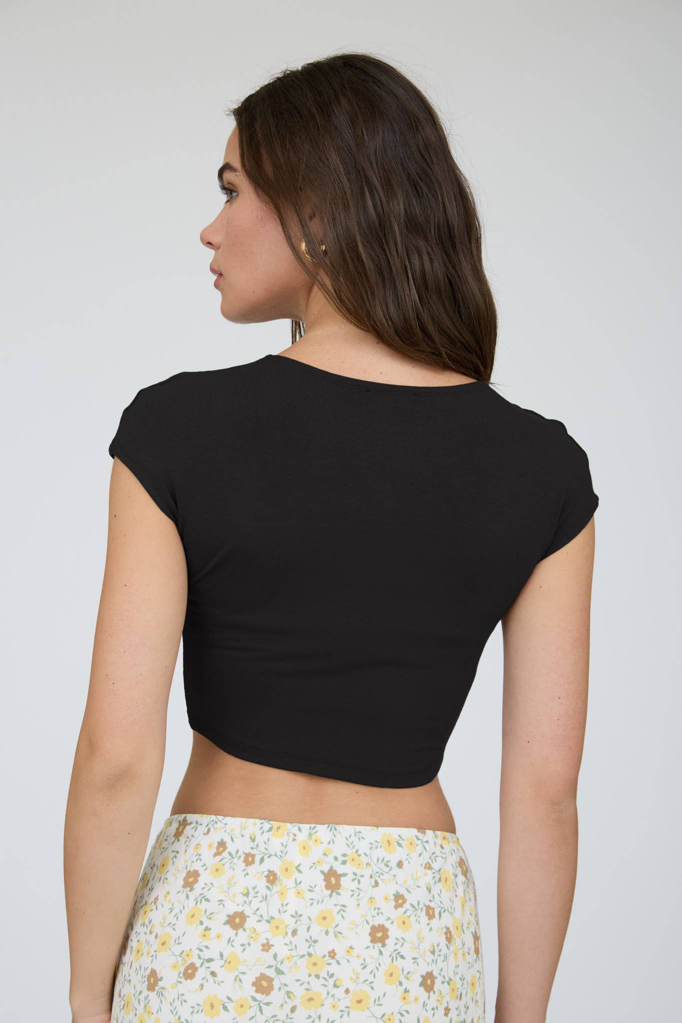BODY CONTOUR SEAMLESS SHORT SLEEVE KNIT CROP TOP: BLACK
