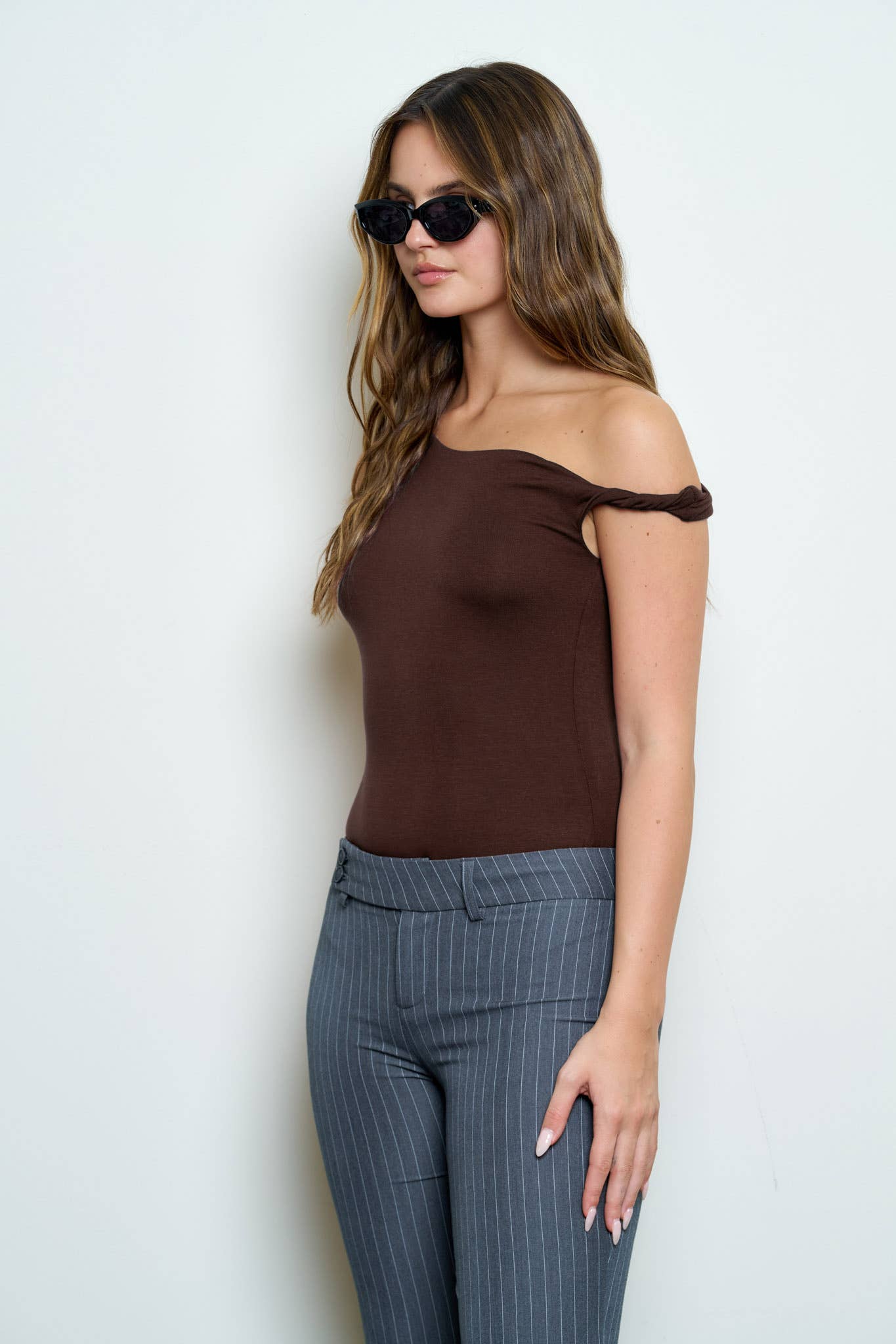 ASYMMETRICAL NECK TWIST SHOULDER KNIT BODYSUIT: MOCHA